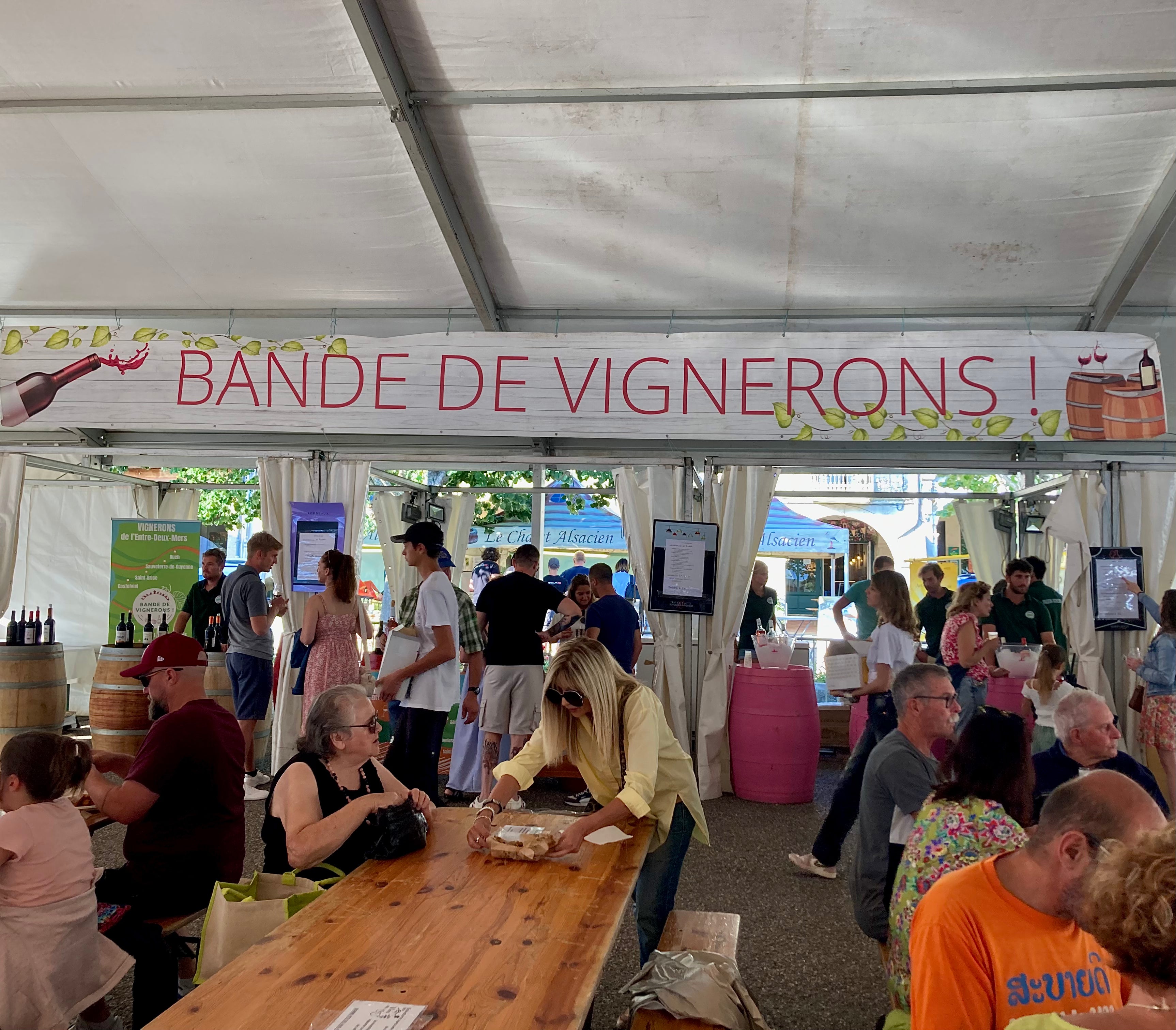 Fête des vins de Sauveterre-de-Guyenne : stand de Bande de vignerons.