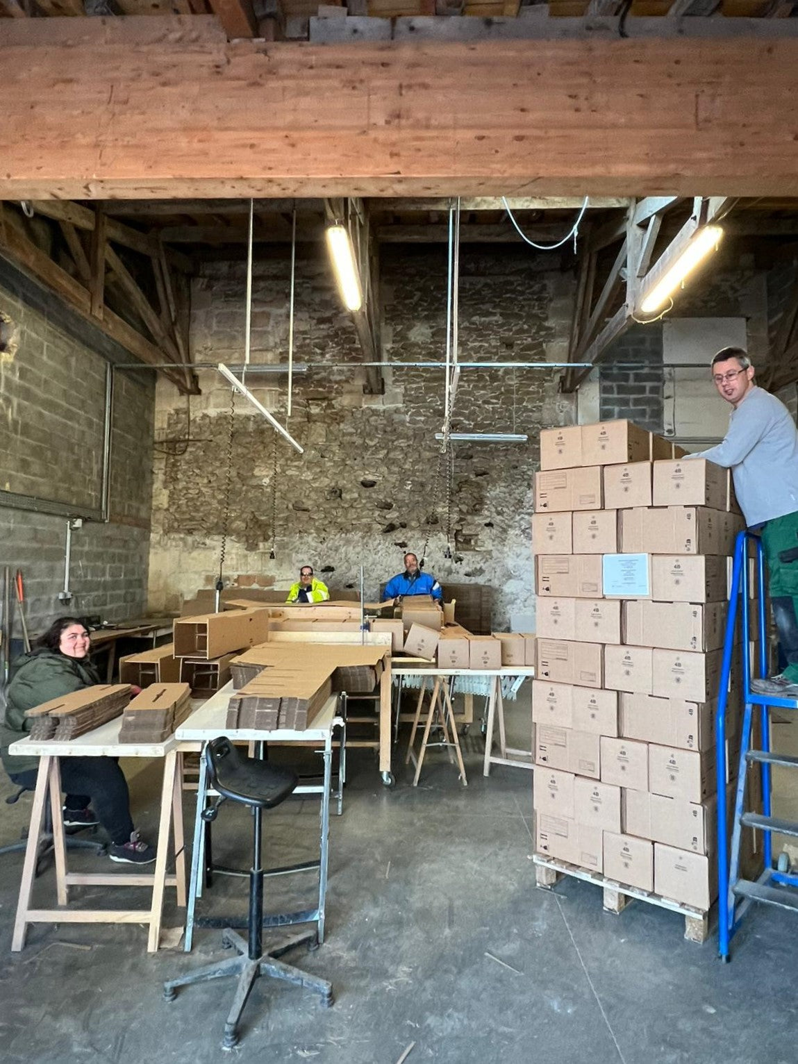 Notre équipe du conditionnement en action : montage de palette après formatage et collage des cartons.